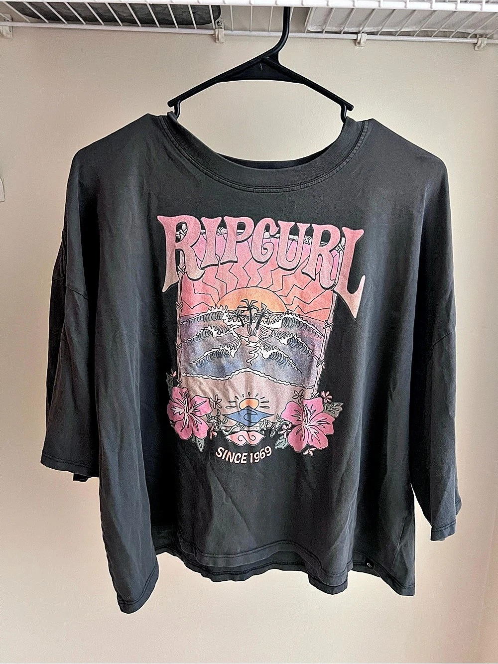 ripcul Mid-Sleeve Graphic Tee. Size L.
